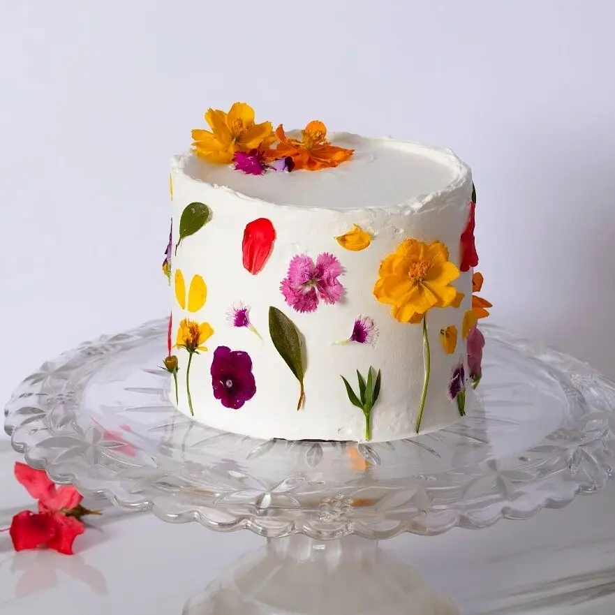 Bolo botânico com flores naturais