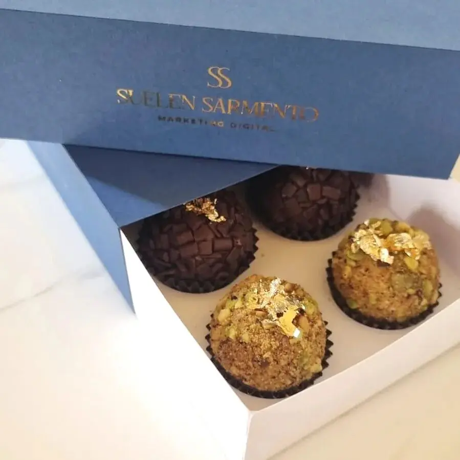 Caixa azul com brigadeiros finos para presente corporativo