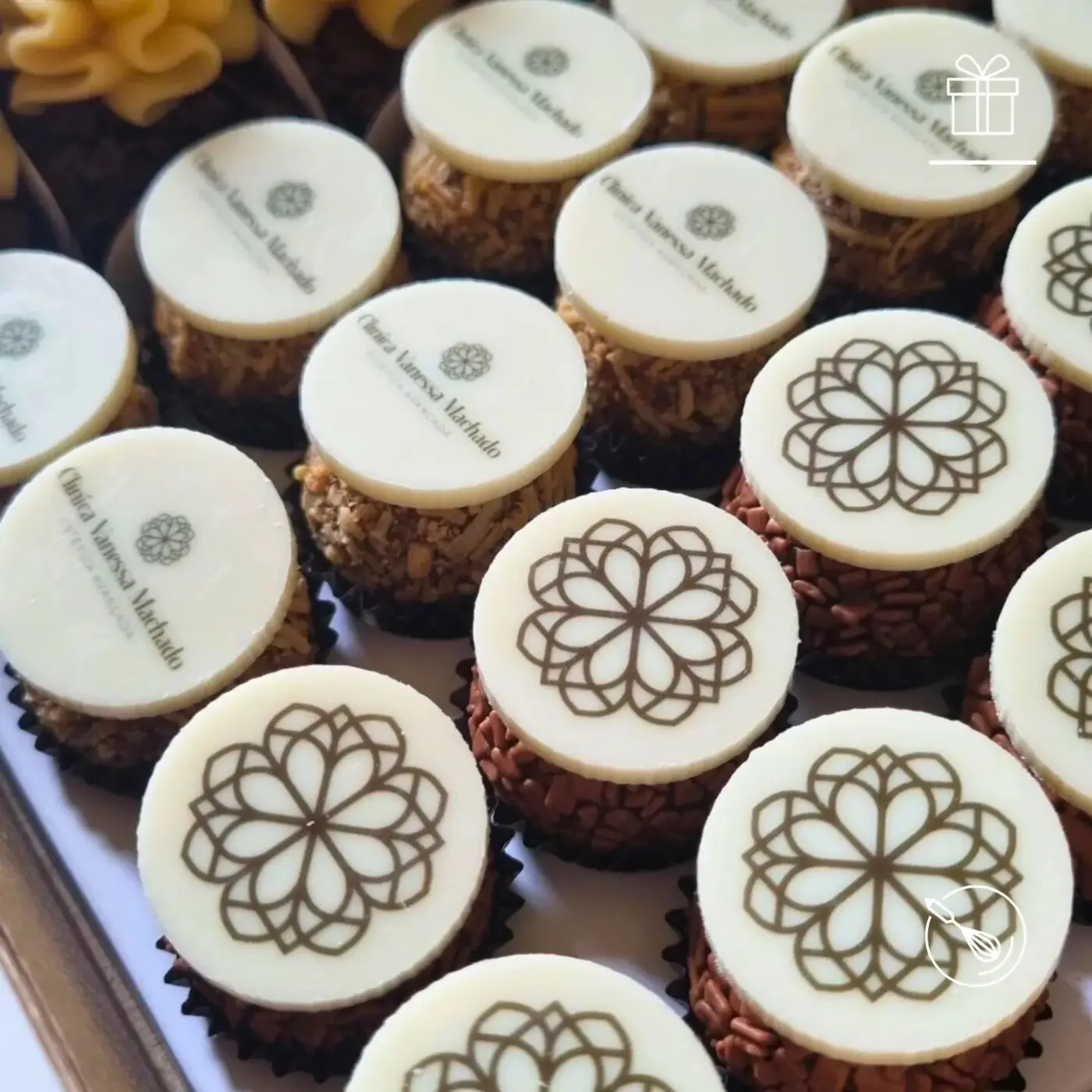 Brigadeiros com medalha de chocolate branco impressa com a marca do cliente
