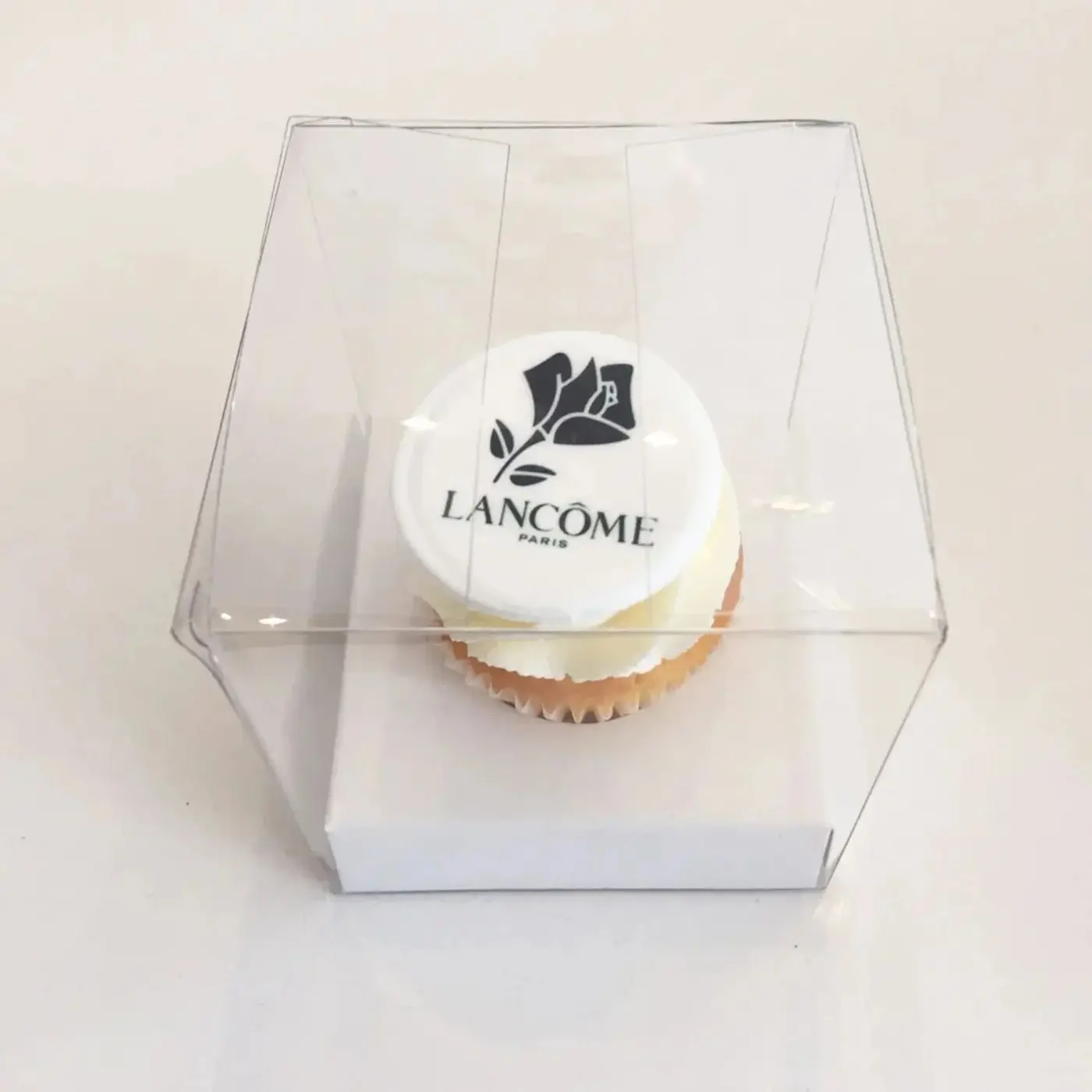 Cupcake com medalha de chocolate impressa com logotipo