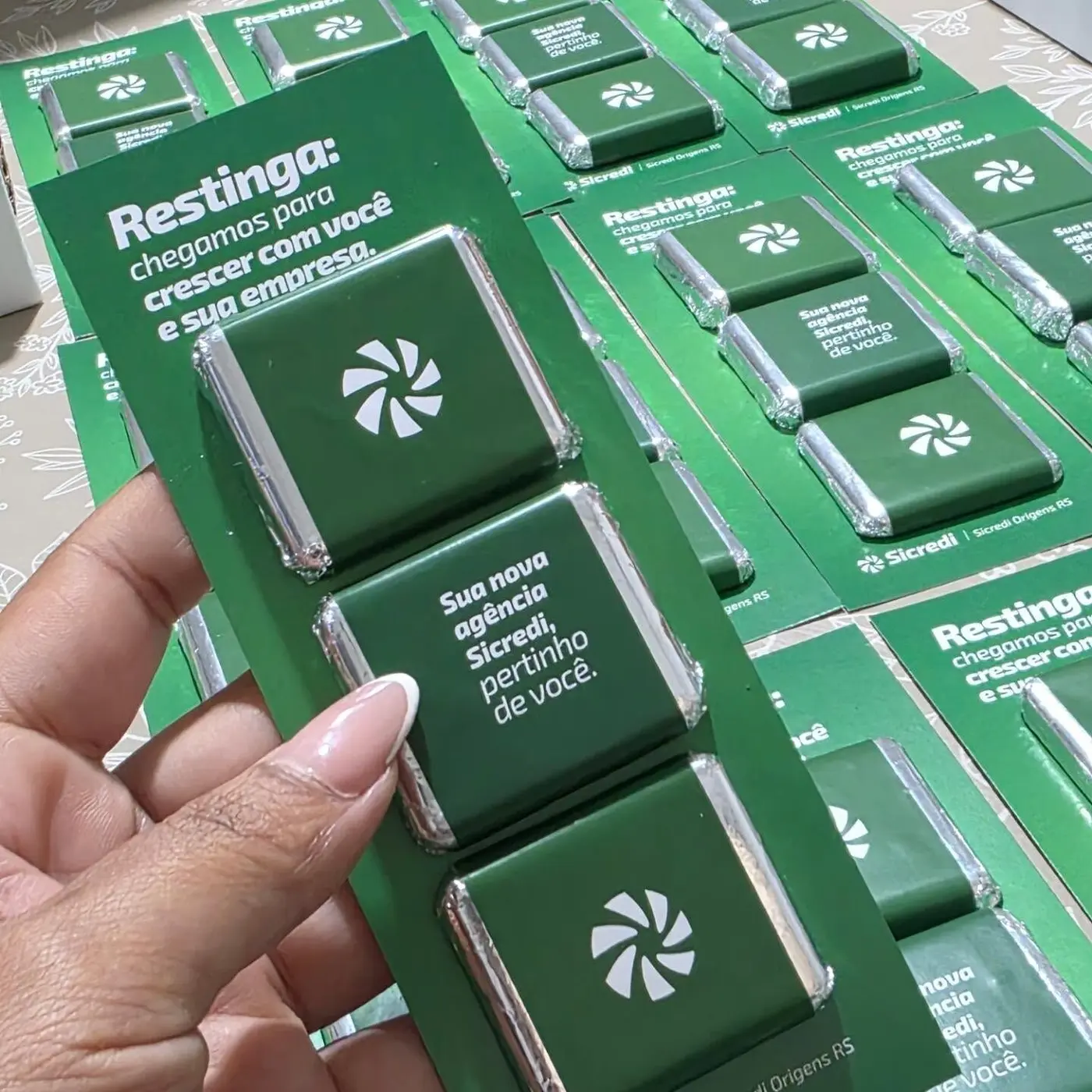 Chocolates personalizados com a marca Sicredi