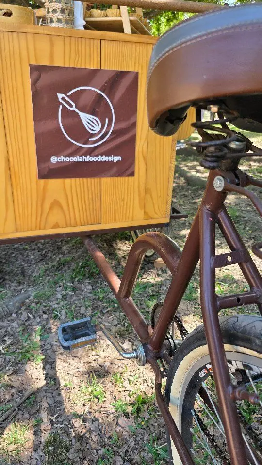 A bike da Chocolah, com a marca no baú