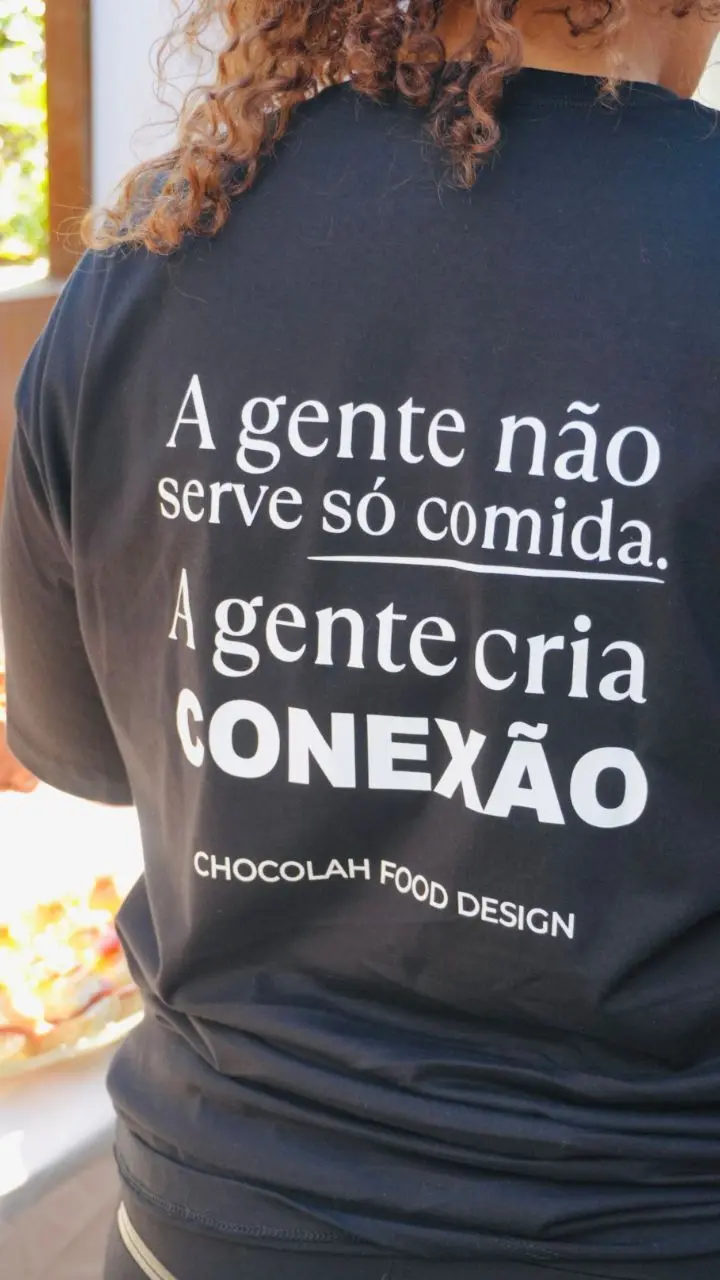 Camiseta da equipe: a gente não serve só comida, a gente cria conexão