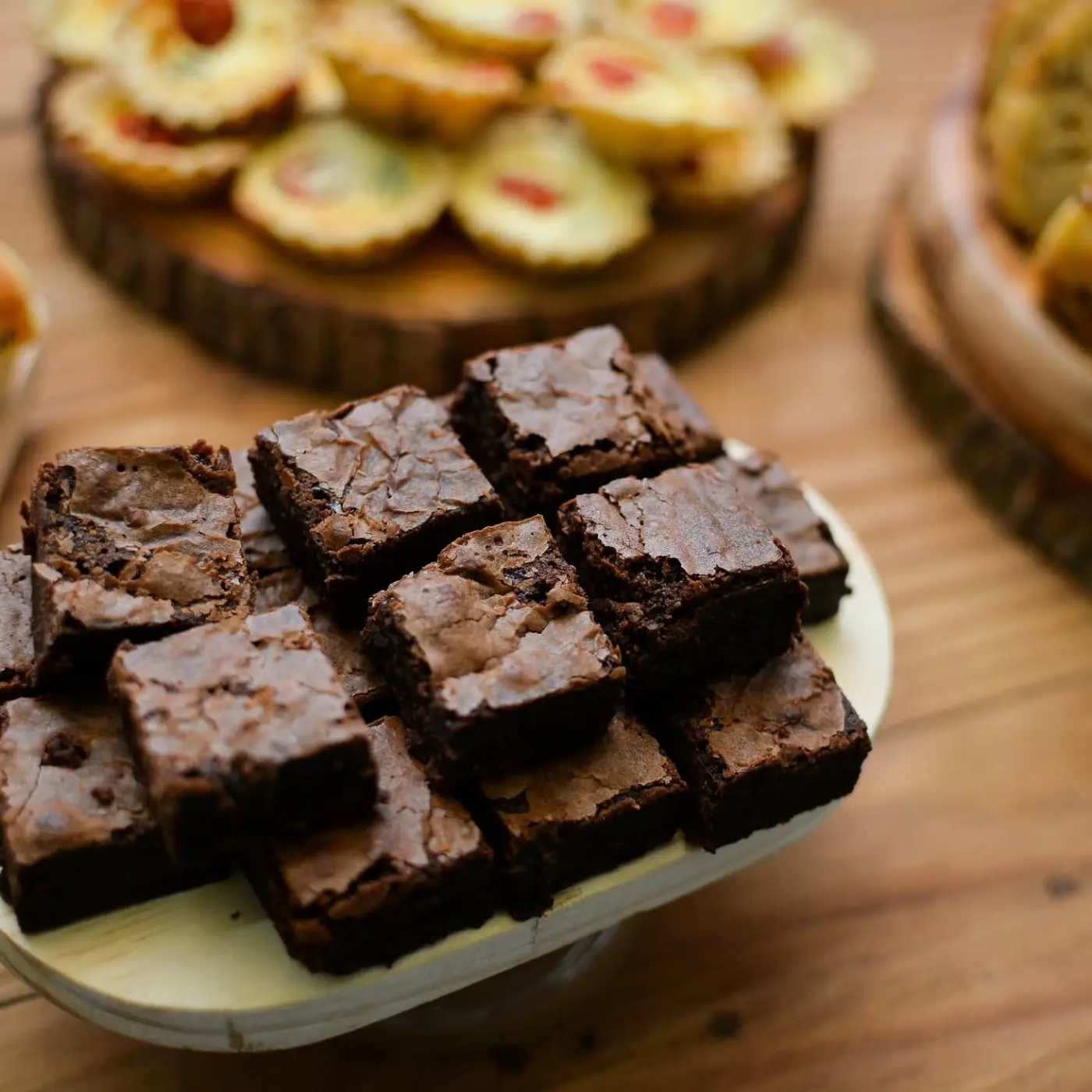 Brownies sobre tábua de madeira