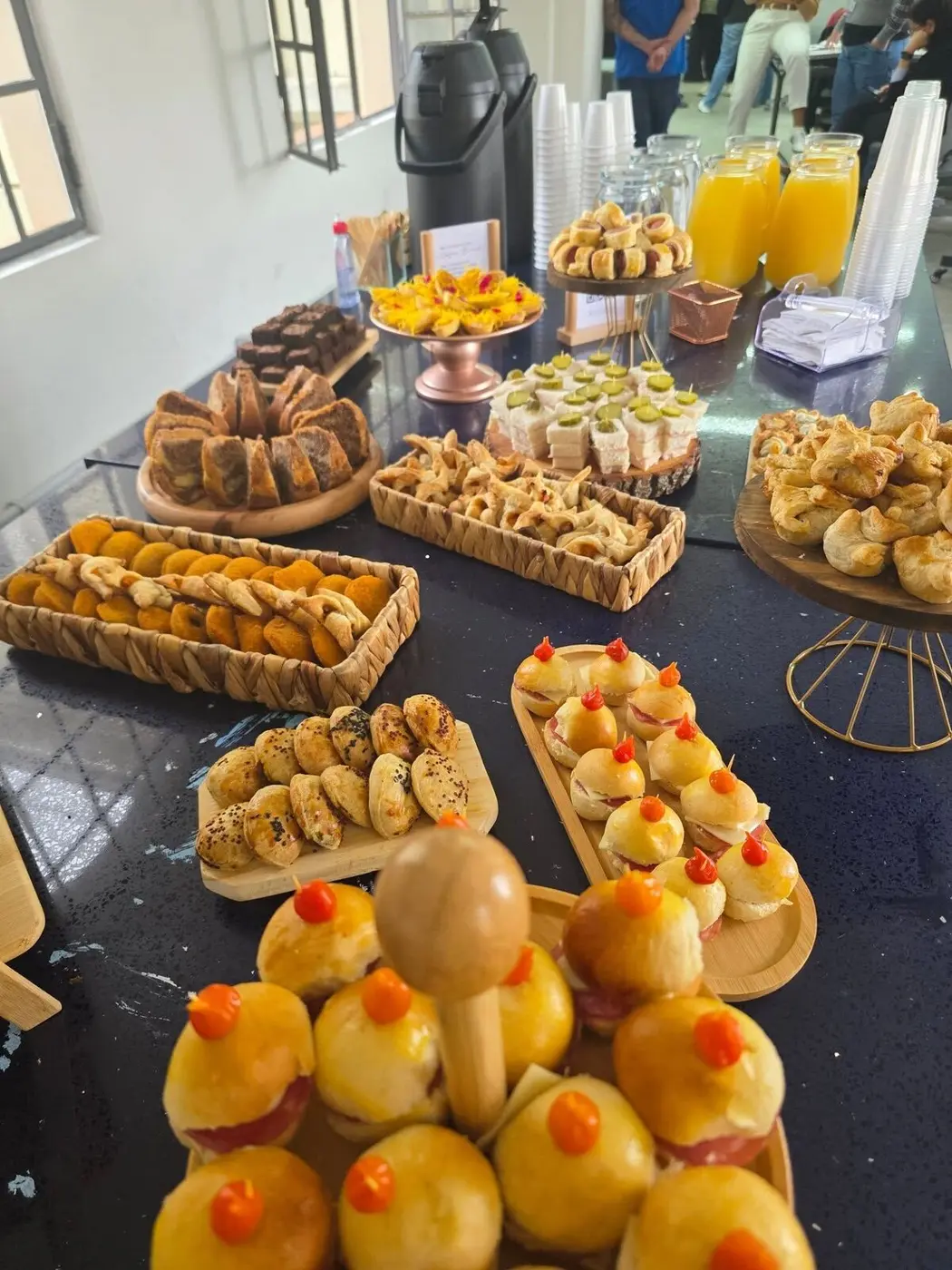 Mini sanduíches e salgados em suportes de madeira