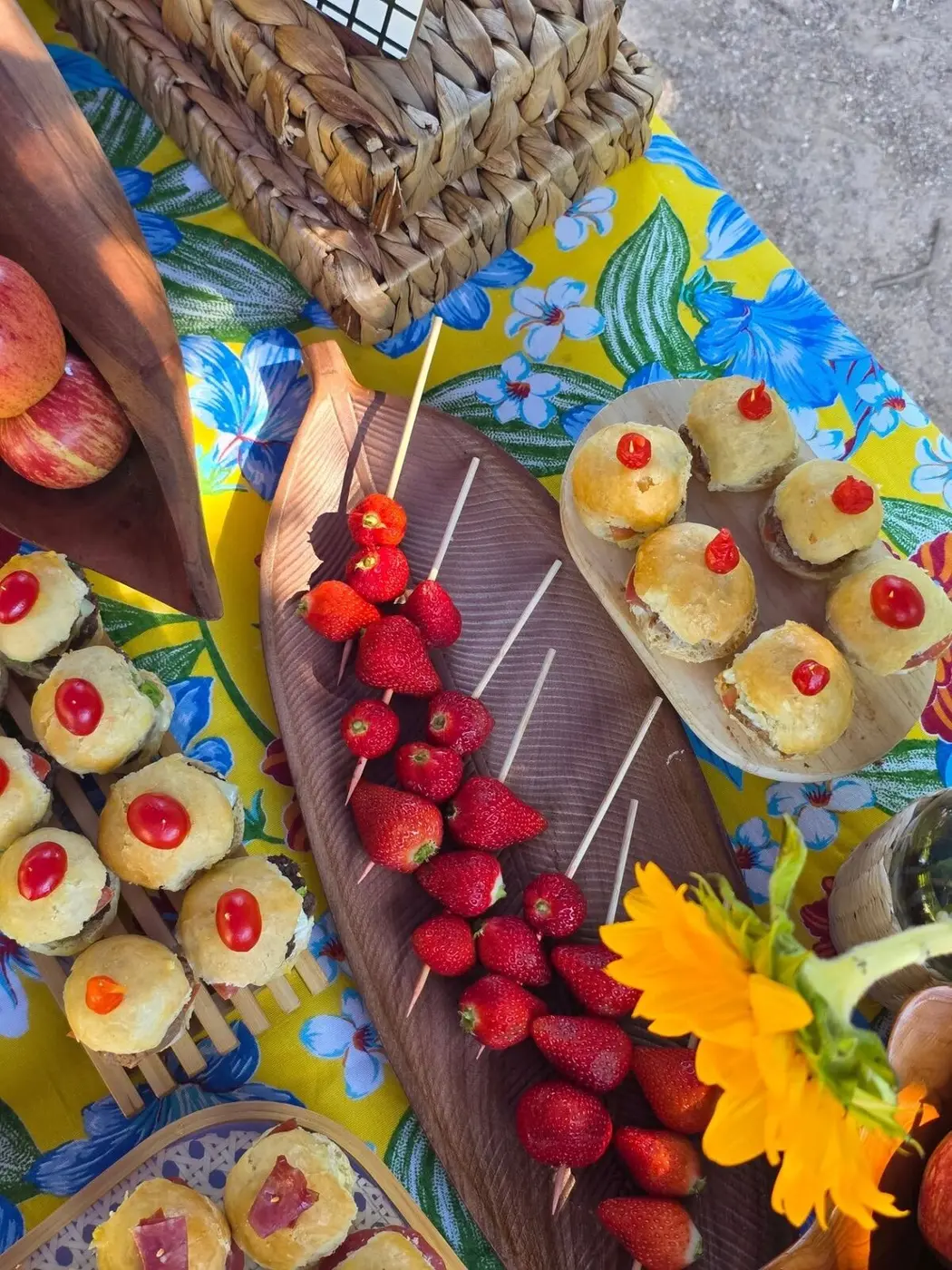 Mesa de verão com frutas, docinhos e toalha de chita