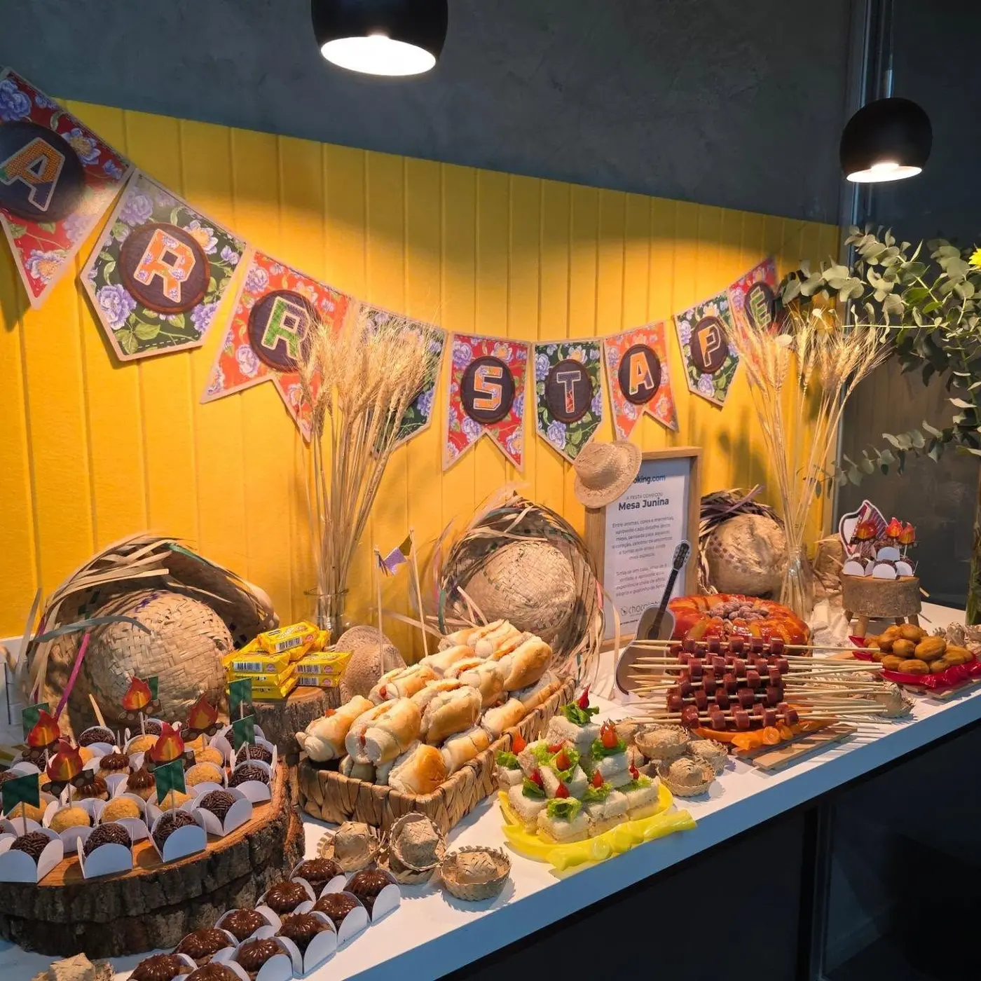 Mesa temática com bandeirinhas de festa junina