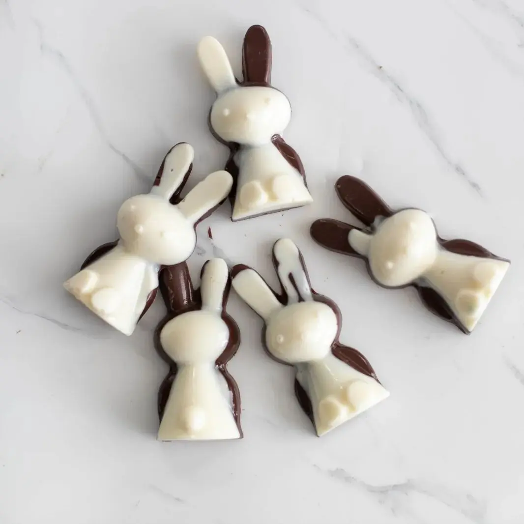 Coelhos de chocolate branco e ao leite